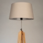 Foto 31478-6: Houten vloerlamp tripod in eiken kleur met taupe kap van stof 