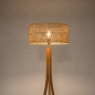 Foto 31505-10: Houten vloerlamp met organische vorm en ronde bamboe kap