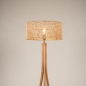 Foto 31505-11: Houten vloerlamp met organische vorm en ronde bamboe kap
