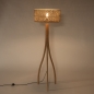 Foto 31505-2: Houten vloerlamp met organische vorm en ronde bamboe kap