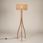 Foto 31505-3: Houten vloerlamp met organische vorm en ronde bamboe kap