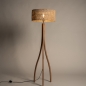 Foto 31505-6: Houten vloerlamp met organische vorm en ronde bamboe kap