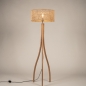 Foto 31505-7: Houten vloerlamp met organische vorm en ronde bamboe kap