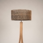 Foto 31506-10: Driepoot vloerlamp van hout met organische vorm en ronde kap van bamboe in naturel met zwart