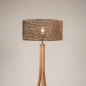 Foto 31506-11: Driepoot vloerlamp van hout met organische vorm en ronde kap van bamboe in naturel met zwart