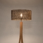 Foto 31506-13: Driepoot vloerlamp van hout met organische vorm en ronde kap van bamboe in naturel met zwart