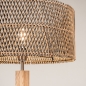 Foto 31506-14: Driepoot vloerlamp van hout met organische vorm en ronde kap van bamboe in naturel met zwart