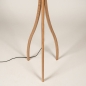 Foto 31506-19: Driepoot vloerlamp van hout met organische vorm en ronde kap van bamboe in naturel met zwart