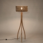 Foto 31506-2: Driepoot vloerlamp van hout met organische vorm en ronde kap van bamboe in naturel met zwart