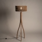 Foto 31506-3: Driepoot vloerlamp van hout met organische vorm en ronde kap van bamboe in naturel met zwart