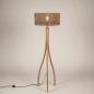 Foto 31506-4: Driepoot vloerlamp van hout met organische vorm en ronde kap van bamboe in naturel met zwart