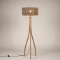 Foto 31506-5: Driepoot vloerlamp van hout met organische vorm en ronde kap van bamboe in naturel met zwart