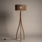Foto 31506-7: Driepoot vloerlamp van hout met organische vorm en ronde kap van bamboe in naturel met zwart