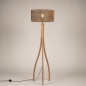 Foto 31506-8: Driepoot vloerlamp van hout met organische vorm en ronde kap van bamboe in naturel met zwart