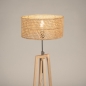 Foto 31508-12: Houten driepoot vloerlamp met ronde kap van bamboe 