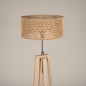 Foto 31508-13: Houten driepoot vloerlamp met ronde kap van bamboe 