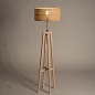 Foto 31508-4: Houten driepoot vloerlamp met ronde kap van bamboe 