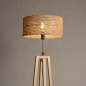 Foto 31508-7: Houten driepoot vloerlamp met ronde kap van bamboe 