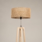 Foto 31508-9: Houten driepoot vloerlamp met ronde kap van bamboe 