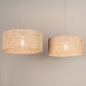 Foto 31548-4: Rotan hanglamp met twee ronde bamboe kappen aan beige plafondplaat E27