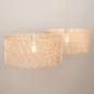 Foto 31548-6: Rotan hanglamp met twee ronde bamboe kappen aan beige plafondplaat E27