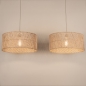 Foto 31548-7: Rotan hanglamp met twee ronde bamboe kappen aan beige plafondplaat E27