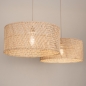 Foto 31548-8: Rotan hanglamp met twee ronde bamboe kappen aan beige plafondplaat E27