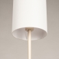Foto 31551-11: Beige vloerlamp met hoge smalle kap in het wit