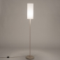Foto 31551-2: Beige vloerlamp met hoge smalle kap in het wit