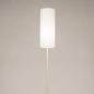 Foto 31551-5: Beige vloerlamp met hoge smalle kap in het wit