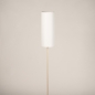 Foto 31551-7: Beige vloerlamp met hoge smalle kap in het wit