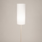 Foto 31552-4: Beigefarbene Stehlampe mit hohem schmalen Schirm in Weiß