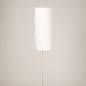Foto 31552-7: Beigefarbene Stehlampe mit hohem schmalen Schirm in Weiß