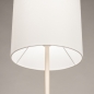 Foto 31552-8: Beigefarbene Stehlampe mit hohem schmalen Schirm in Weiß