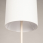 Foto 31552-9: Beigefarbene Stehlampe mit hohem schmalen Schirm in Weiß