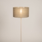 Foto 31553-5: Beige staande lamp met grote lampenkap in taupe