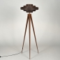 Foto 31582-2: Driepoot vloerlamp in trendkleur terracotta, gecombineerd met een bruine kap