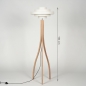 Foto 31596-1 maatindicatie: Driepoot vloerlamp van hout met beige kap