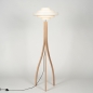 Foto 31596-2: Driepoot vloerlamp van hout met beige kap