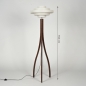 Foto 31597-1 maatindicatie: Driepoot vloerlamp van hout met beige kap