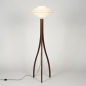 Foto 31597-2: Driepoot vloerlamp van hout met beige kap