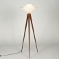 Foto 31598-2: Driepoot vloerlamp in trendkleur terracotta, gecombineerd met een beige kap