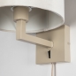 Foto 31603-10: Beige wandlamp bedlamp met ronde kap van fluweel in beige met schakelaar op de wandplaat