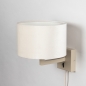 Foto 31603-7: Beige wandlamp bedlamp met ronde kap van fluweel in beige met schakelaar op de wandplaat