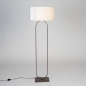 Foto 31691-2:  Bruine vloerlamp met ovale, beige kap in luxe uitvoering.