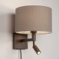 Foto 31798-1: Bruine wandlamp met taupe kleurige, linnen kap en leeslamp