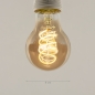 Foto 401-8: Vintage led lichtbron met amberkleurige uitstraling welke lijkt op een kooldraadlamp.