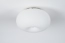 Foto 70595-7: Retro plafonlamp van wit glas in tulbandvorm.