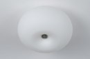 Foto 70595-8: Retro plafonlamp van wit glas in tulbandvorm.
