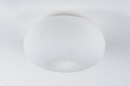 Foto 70596-3: Grote plafondlamp in tulbandvorm van wit glas.